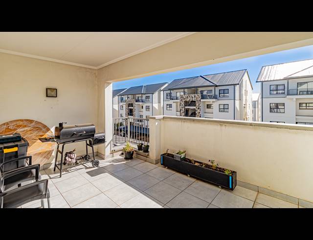2 BEDROOM APARTMENT FOR SALE IN CROWTHORNE AH